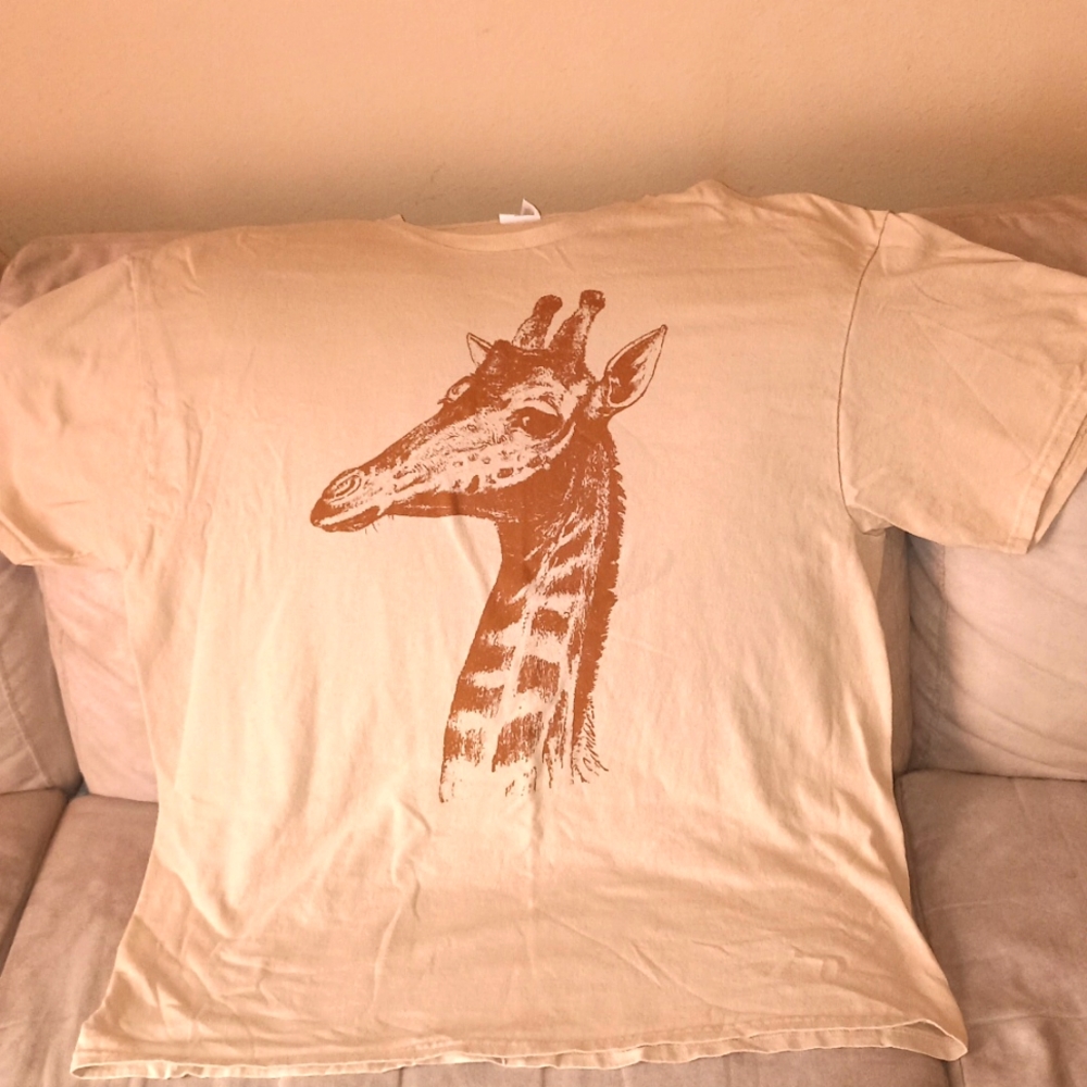 Men's graphic t-shirt extra large in the color cream